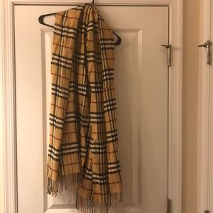 “Burberry” pattern scarf